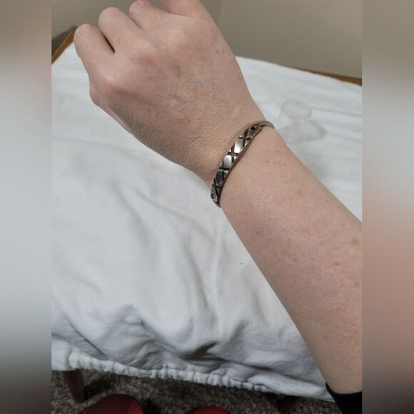 Vintage Kisses Sterling Clip Bangle Bracelet - Picture 4 of 4